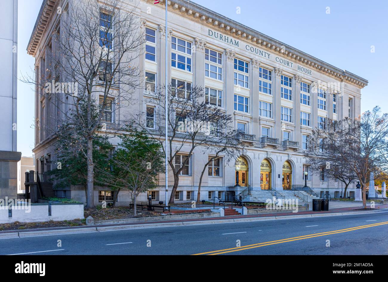 DURHAM, NC, USA-1. DEZEMBER 2022: Durham County Administration I Building on Main St. Ursprünglich Durham County Court House. Stockfoto