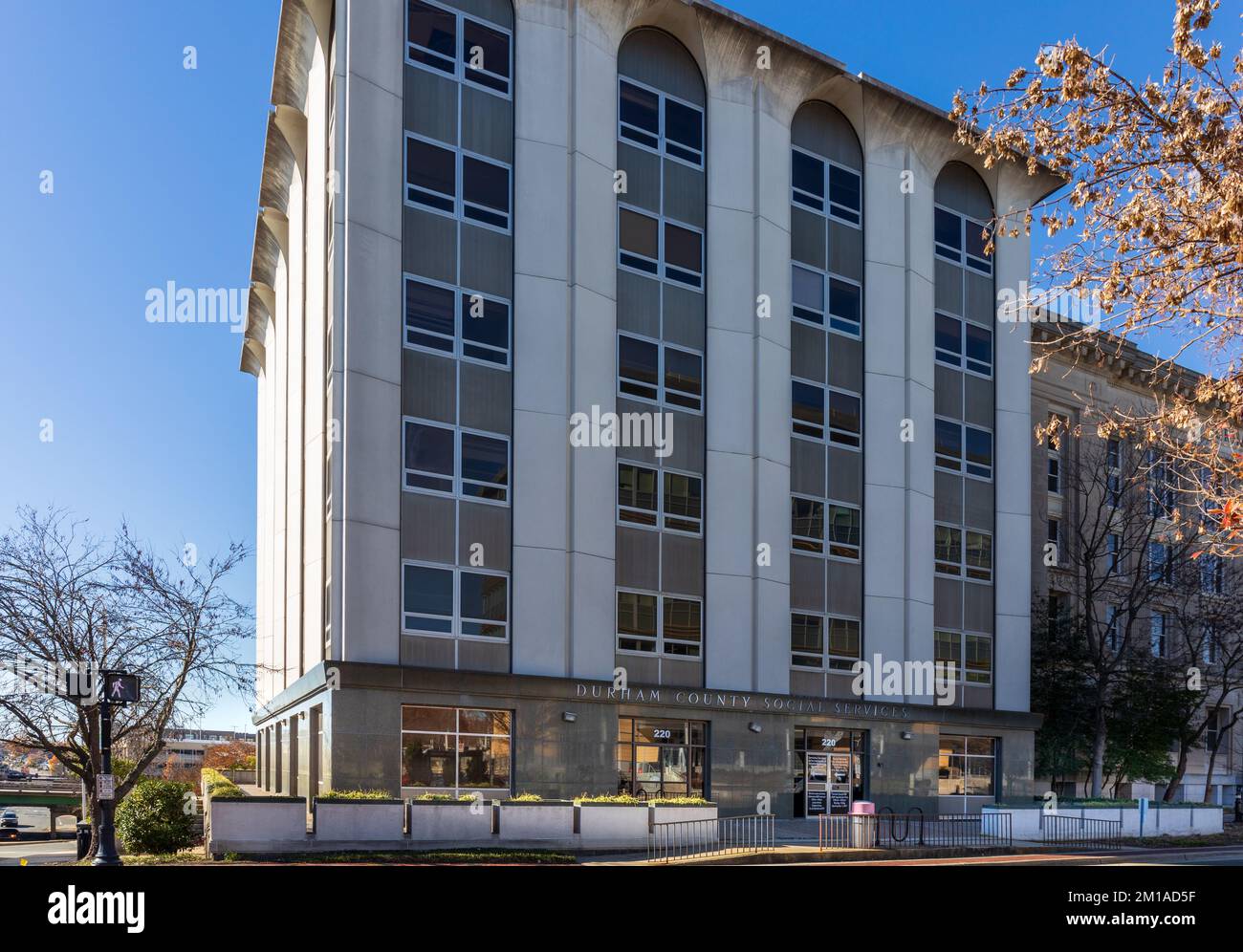 DURHAM, NC, USA-1. DEZEMBER 2022: Durham County Social Services Building. Stockfoto