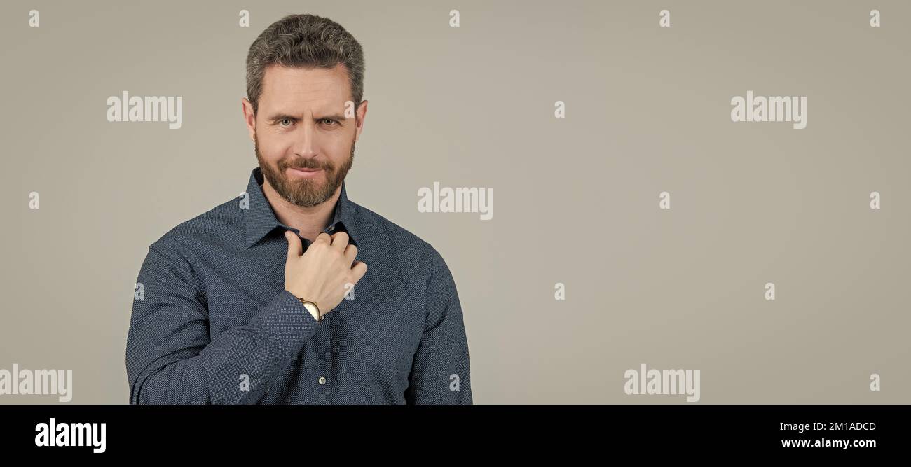 Lässiger Auftritt ohne Krawatte. Bärtiger Mann trägt Hemd. Elegant und lässig. Mann Gesicht Porträt, Banner mit Kopieplatz. Stockfoto