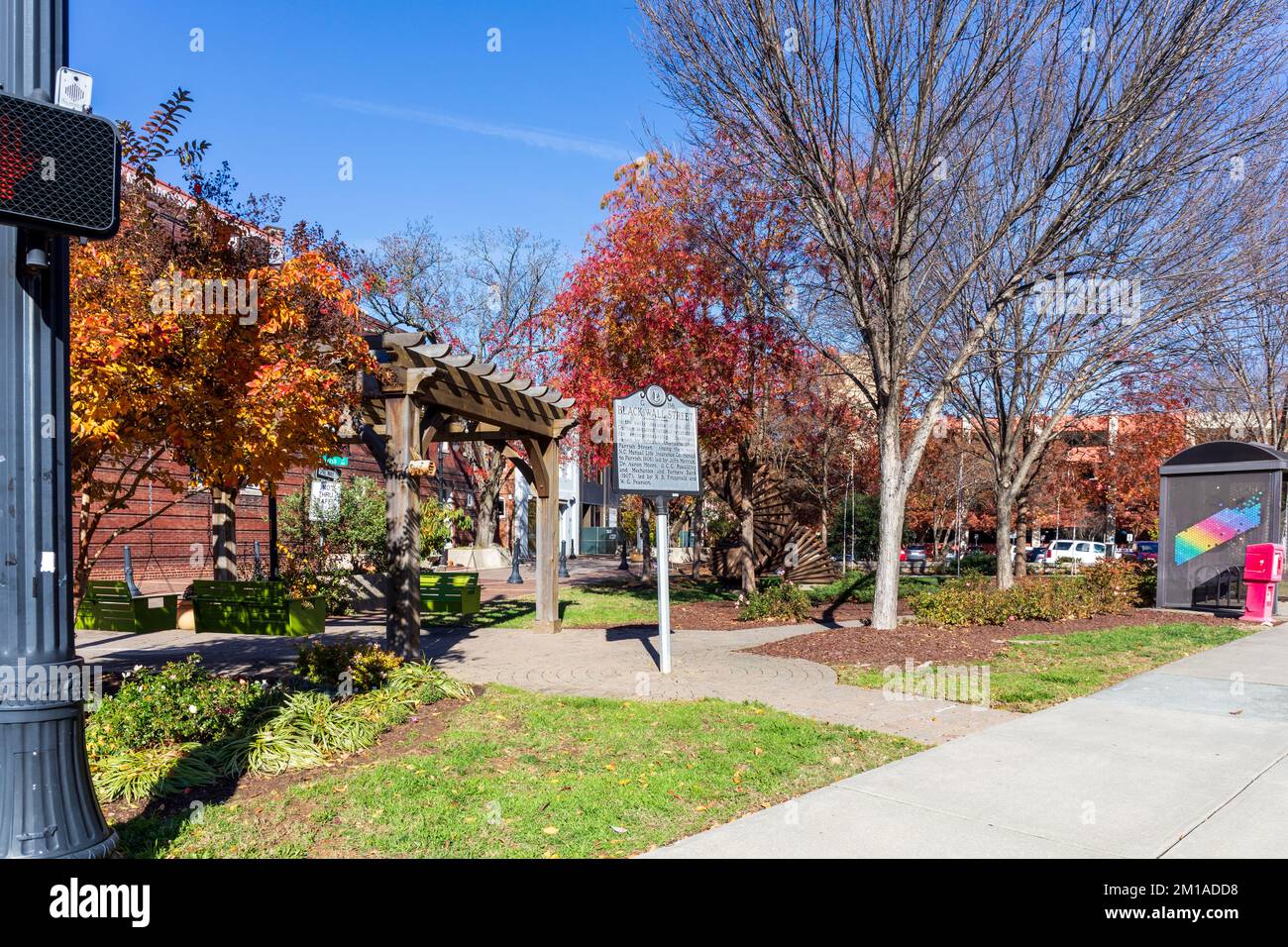 DURHAM, NC, USA-1. DEZEMBER 2022: Park Memorial „Black Wall Street“, (Parrish St.), ein Standort mehrerer schwarzer Unternehmen in den frühen 1900 Jahren Stockfoto