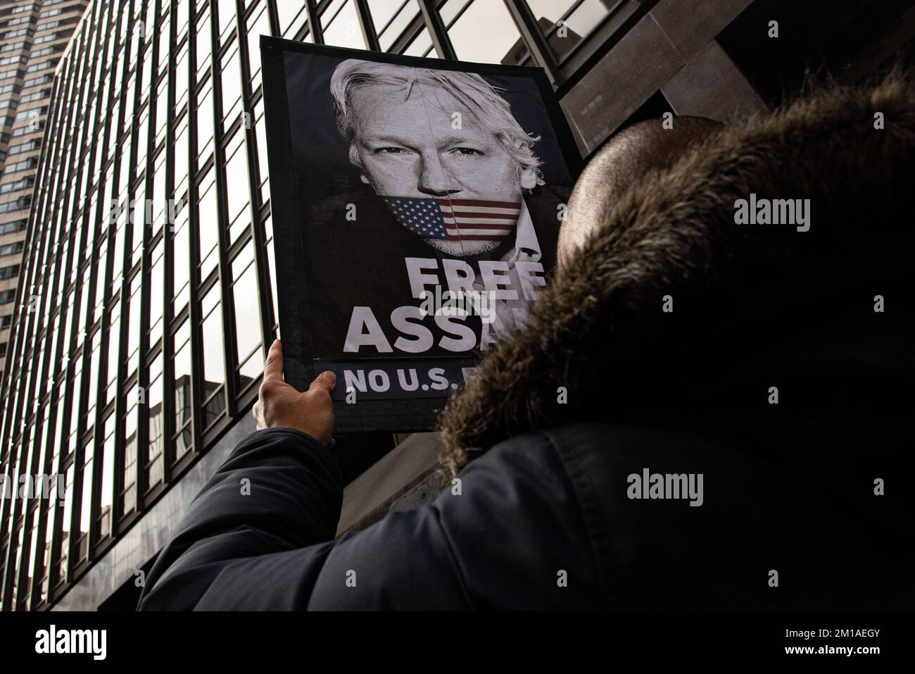 10. Dezember 2022, New York City, New York, USA: Ein Teilnehmer hält ein Schild zur Unterstützung der Freilassung des inhaftierten Journalisten Julian Assange bei einer Kundgebung vor dem britischen Konsulat in NYC hoch. Organisatoren und Teilnehmer versuchen, die britische Regierung zu drängen, ihn nicht an die Vereinigten Staaten auszuliefern. (Kreditbild: © Laura Brett/ZUMA Press Wire) Stockfoto