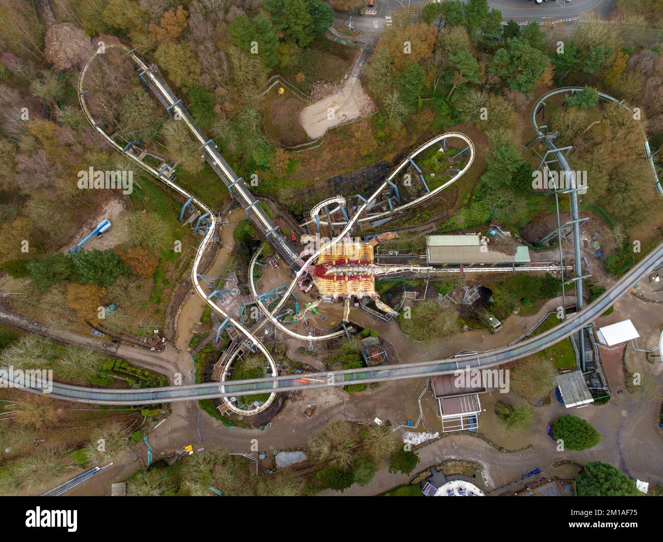 Luftdrohne aus dem Air Filmmaterial von Nemesis Rollercoaster in Alton Towers entfernt 2022 , der letzte Abschnitt der Rennstrecke ist entfernt zu sehen Stockfoto