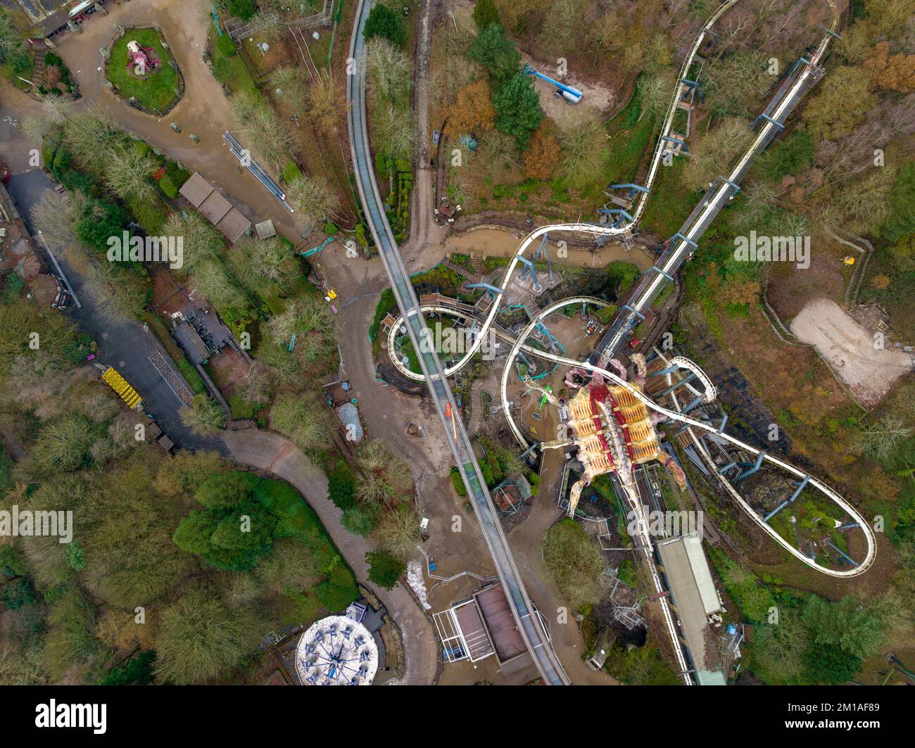 Luftdrohne aus dem Air Filmmaterial von Nemesis Rollercoaster in Alton Towers entfernt 2022 , der letzte Abschnitt der Rennstrecke ist entfernt zu sehen Stockfoto