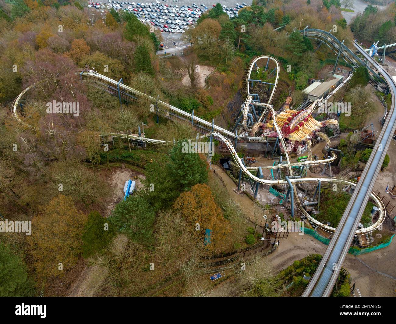 Luftdrohne aus dem Air Filmmaterial von Nemesis Rollercoaster in Alton Towers entfernt 2022 , der letzte Abschnitt der Rennstrecke ist entfernt zu sehen Stockfoto