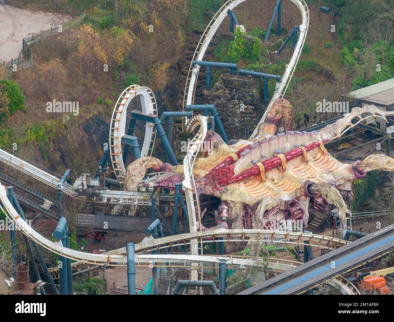 Luftdrohne aus dem Air Filmmaterial von Nemesis Rollercoaster in Alton Towers entfernt 2022 , der letzte Abschnitt der Rennstrecke ist entfernt zu sehen Stockfoto