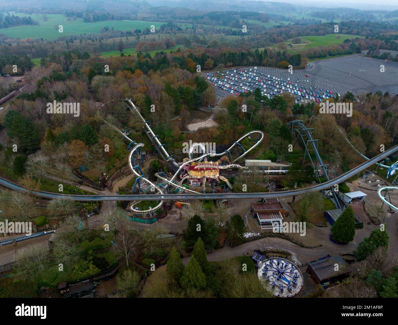 Luftdrohne aus dem Air Filmmaterial von Nemesis Rollercoaster in Alton Towers entfernt 2022 , der letzte Abschnitt der Rennstrecke ist entfernt zu sehen Stockfoto
