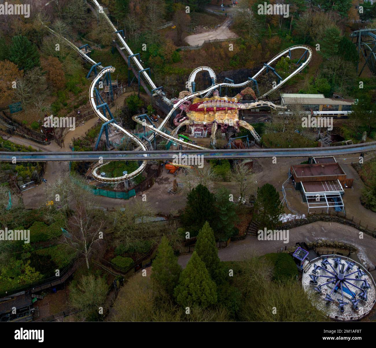 Luftdrohne aus dem Air Filmmaterial von Nemesis Rollercoaster in Alton Towers entfernt 2022 , der letzte Abschnitt der Rennstrecke ist entfernt zu sehen Stockfoto