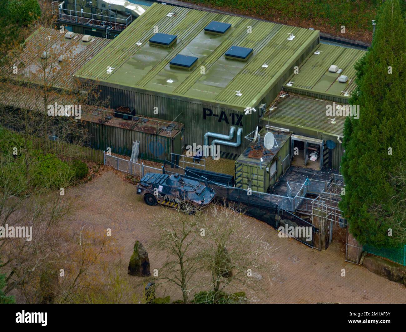 Luftdrohne aus dem Air Filmmaterial von Nemesis Rollercoaster in Alton Towers entfernt 2022 , der letzte Abschnitt der Rennstrecke ist entfernt zu sehen Stockfoto