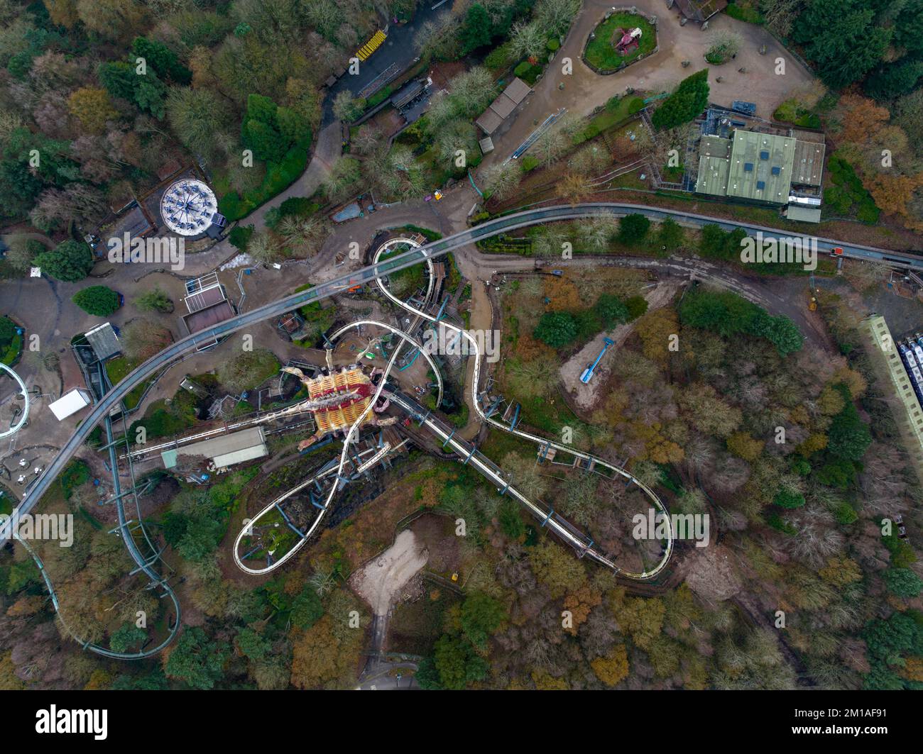 Luftdrohne aus dem Air Filmmaterial von Nemesis Rollercoaster in Alton Towers, die Ende Dezember 2022 entfernt wurde, 2022 Stockfoto