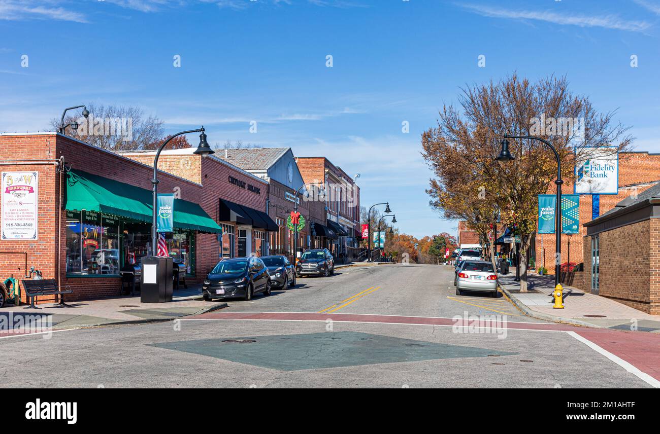 1. DEZ. 2022-WAKE FOREST, NC, USA: Weitwinkelblick auf die White Street am sonnigen Tag mit blauem Himmel. Stockfoto