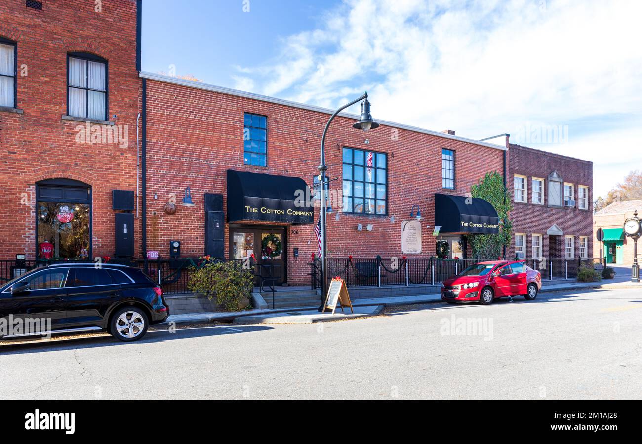 1. DEZEMBER 2022 – WAKE FOREST, NC, USA: The Cotton Company in der White Street im Stadtzentrum. Stockfoto