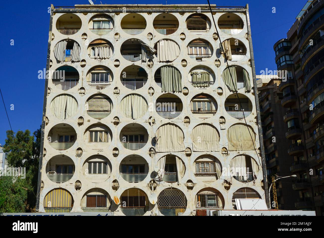 Das Greyerzer Gebäude, auch bekannt als Koujak Jaber Gebäude, ist ein Wahrzeichen modernistischer Architektur. Beirut, Libanon Stockfoto