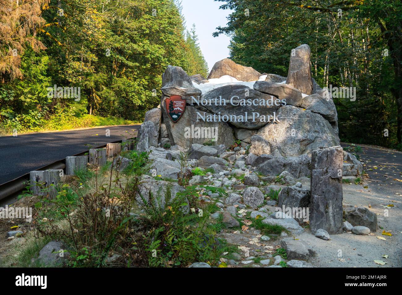 Newhalem, WA - USA 26. September 2022: Schild am Eingang zum North Cascades National Park Stockfoto