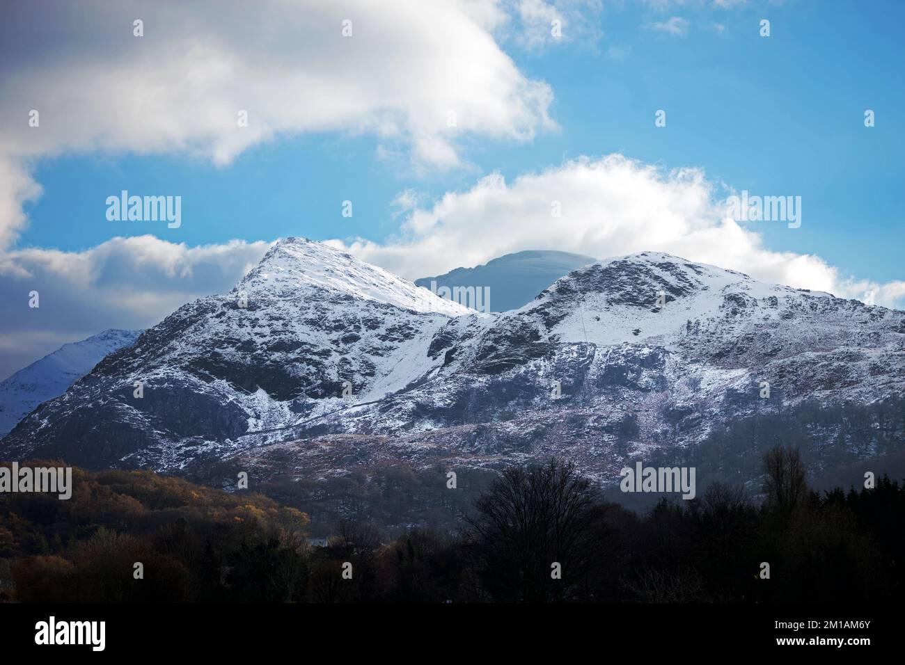 Derlwyn (Y Derlwyn) ist ein kleiner Gipfel in der Nähe des Snowdon im Snowdonia-Nationalpark. Sie ist hier vom Dorf Llanberis aus zu sehen. Stockfoto