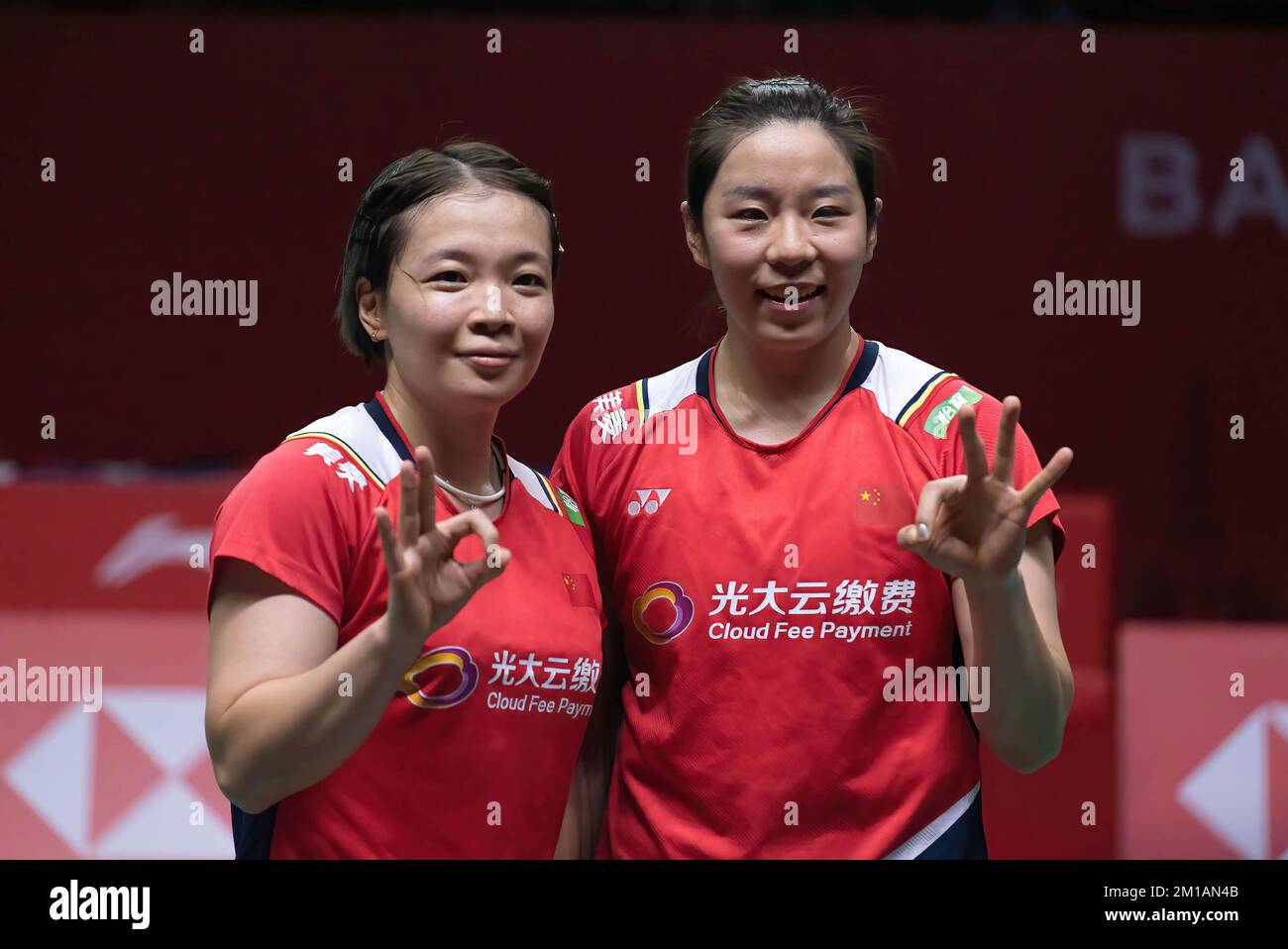 Chen Qing Chen (L) und Jia Yi Fan (R) aus China, die während des Doppelfinalspiels der Badminton Women bei den HSBC BWF World Tour Finals 2022 im Nimibutr Stadium gesehen wurden. Chen Qing Chen und Jia Yi Fan von China gewannen Benyapa Aimsaard und Nuntakarn Aimsaard 2-0 (21-13,21-14). (Foto: Peerapon Boonyakiat / SOPA Images/Sipa USA) Stockfoto