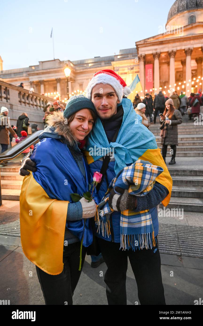 London, Vereinigtes Königreich. 11.. Dezember 2022: Ukrainischer Kirchenchor für die britische ukrainische Hilfe - ukrainische Spendenaktion mit wunderschönen Menschen, die in ukrainischen und englischen Weihnachtsliedern singen, unter dem Weihnachtsbaum am Trafalgar Square. Kredit: Siehe Li/Picture Capital/Alamy Live News Stockfoto