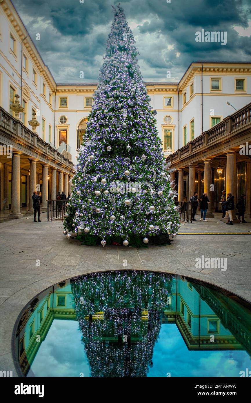 Turin, Italien. 11.. Dezember 2022. Italien Piemont Turin Piazza San Carlo Weihnachtsbäume in der Gallerie D'Italia Museum of Photography von Intesa San Paolo Credit: Realy Easy Star/Alamy Live News Stockfoto