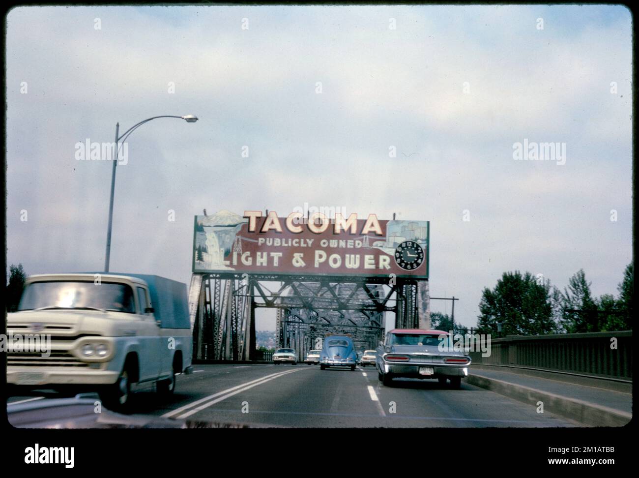 Blick auf die Puyallup Avenue Bridge mit 'Tacoma Public Owned Light & Power' Schild, Tacoma, Washington, Schilder, Hinweisschilder, Brücken. Edmund L. Mitchell Kollektion Stockfoto