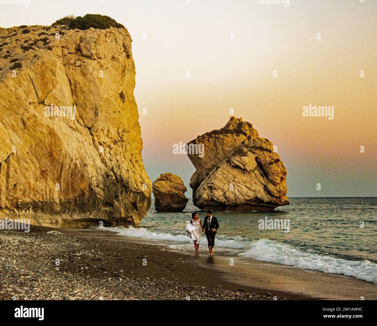 Ein frisch verheiratetes Paar am romantischen Strand von Petra tou Romiou, Zypern. Stockfoto