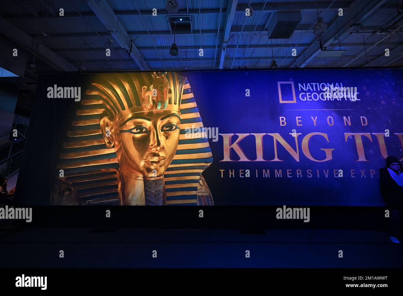 New York, USA. 11.. Dezember 2022. Besucher kommen am National Geographic Beyond King tut Immersive Experience, New York, NY, 11. Dezember 2022 an. Das Grab des Pharaos wurde 1922 von Howard Carter, vor 100 Jahren am 3.. Nov., entdeckt und wird gemeinhin als König tut bezeichnet. (Foto: Anthony Behar/Sipa USA) Guthaben: SIPA USA/Alamy Live News Stockfoto