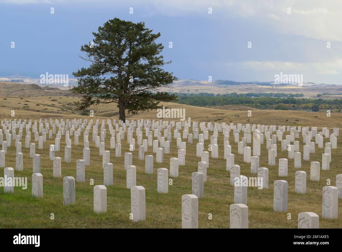 Grabsteine auf dem Custer National Cemetery am Little Bighorn Battlefield National Monument auf der Battlefield Tour Road in Crow Agency, Montana Stockfoto