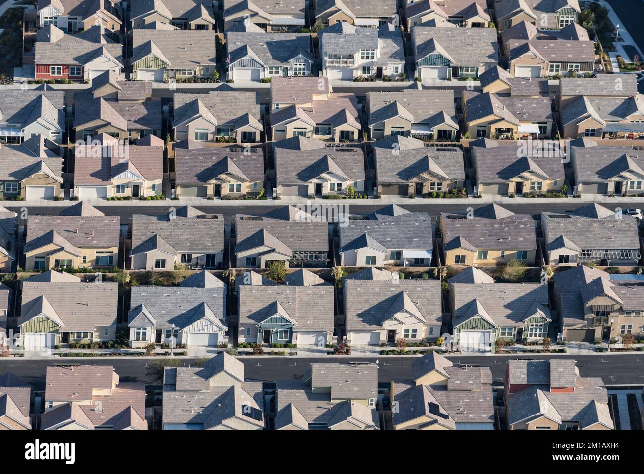Luftaufnahme von dicht besiedelten modernen Vorstadthäusern mit Einfamilienhäusern. Stockfoto