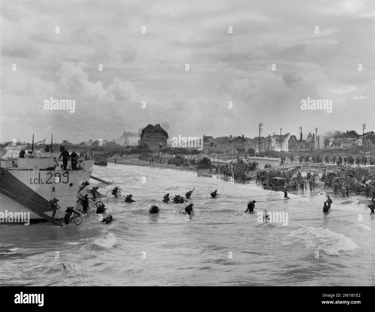 JUNO BEACH, NORMANDIE, FRANKREICH - 06. Juni 1944 - The British 2. Army: Second Wave Truppen of 9. Canadian Infantry Brigade, wahrscheinlich Highland Light Infan Stockfoto