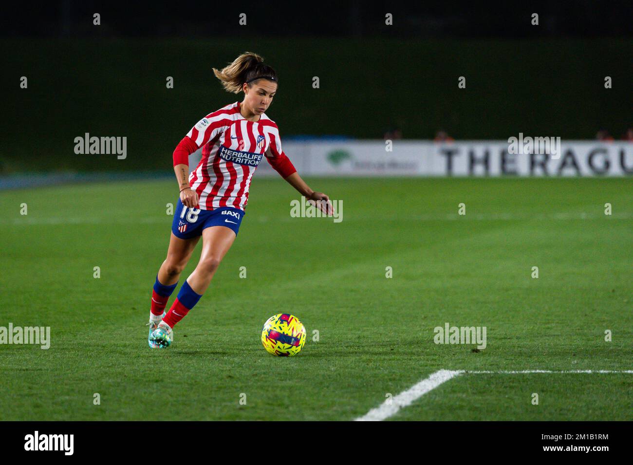 Madrid, Madrid, Spanien. 11.. Dezember 2022. Maria Cardona (Atletico Madrid) in Aktion während des Fußballspiels zwischen.Real Madrid und Atletico Madrid, Veranstaltung El Derbi, gefeiert in Madrid, Spanien, am Sonntag, den 11. Dezember 2022 im Alfredo Di Stefano Stadion, gültig für die Spielwoche 12 der spanischen Frauenliga „Liga F“ (Bonusbild: © Alberto Gardin/ZUMA Press Wire) Stockfoto