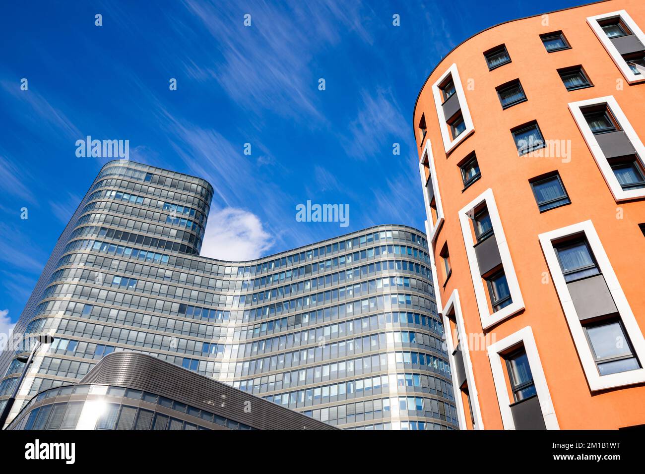 Stadtbild mit modernen Palästen in Wien. Wunderschöne Gebäude in den Straßen von Wien, ein Gebäude ist grau und hat große Glasfenster, das andere h Stockfoto