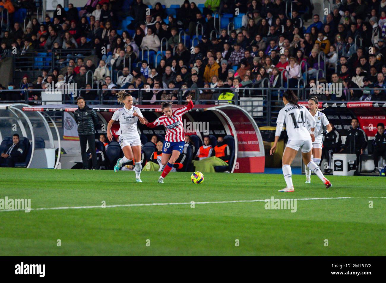 Madrid, Madrid, Spanien. 11.. Dezember 2022. Eva Navarro (Atletico Madrid) in Aktion während des Fußballspiels zwischen.Real Madrid und Atletico Madrid, Veranstaltung El Derbi, gefeiert in Madrid, Spanien, am Sonntag, den 11. Dezember 2022 im Alfredo Di Stefano Stadion, gültig für die Spielwoche 12 der spanischen Frauenliga „Liga F“ (Bonusbild: © Alberto Gardin/ZUMA Press Wire) Stockfoto