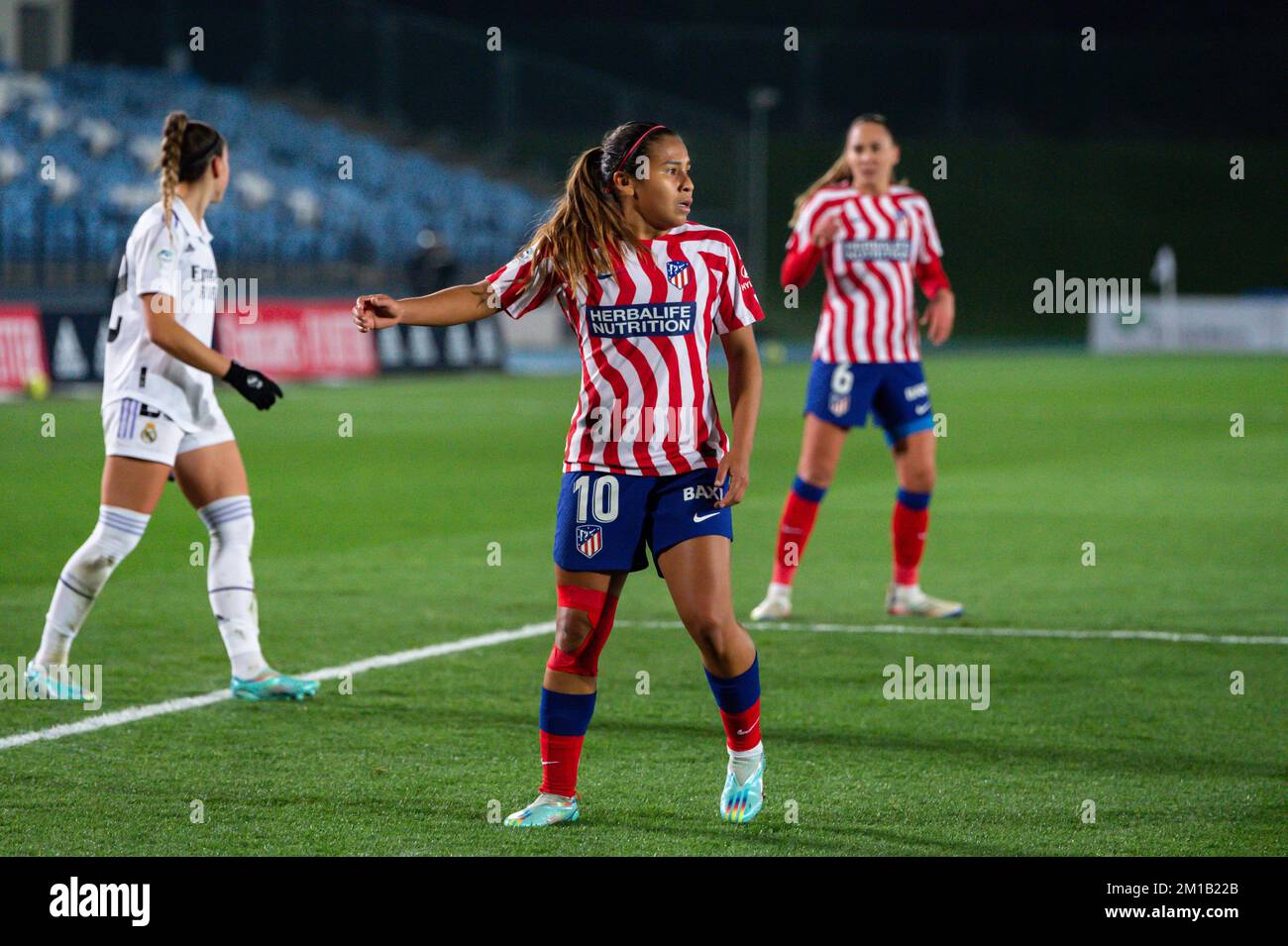 Madrid, Madrid, Spanien. 11.. Dezember 2022. Leicy Santos (Atletico Madrid) in Aktion während des Fußballspiels zwischen.Real Madrid und Atletico Madrid, Veranstaltung El Derbi, gefeiert in Madrid, Spanien, am Sonntag, den 11. Dezember 2022 im Alfredo Di Stefano Stadion, gültig für die Spielwoche 12 der spanischen Frauenliga „Liga F“ (Bonusbild: © Alberto Gardin/ZUMA Press Wire) Stockfoto