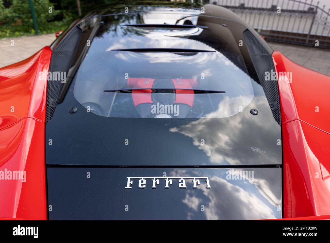 Slowenien, Ljubljana - 2. Juni 2022: Roter Ferrari F8 Tributo Italienischer Luxussportwagen Stockfoto