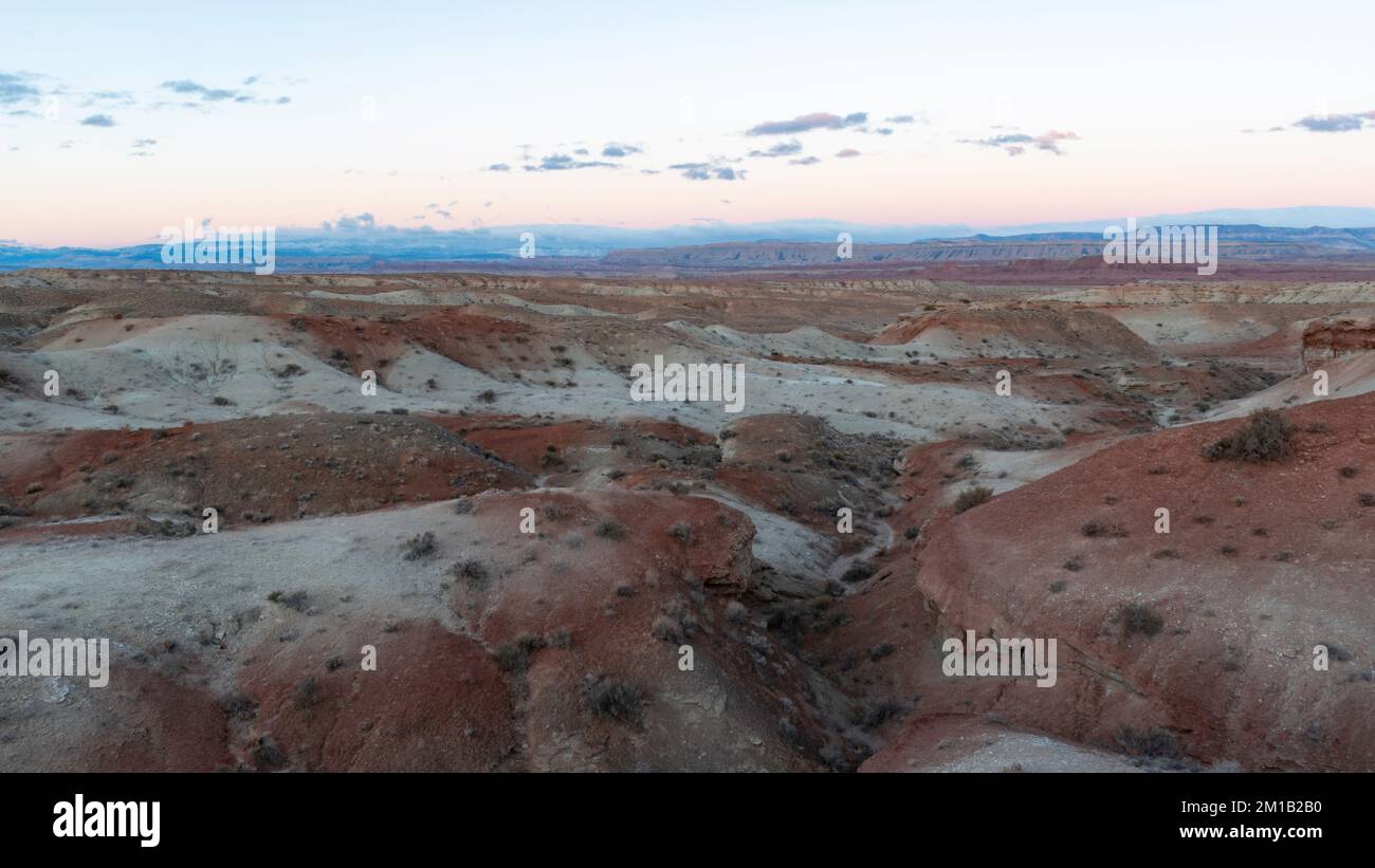 Red and White Sandstone Buttes bei Sonnenaufgang Stockfoto