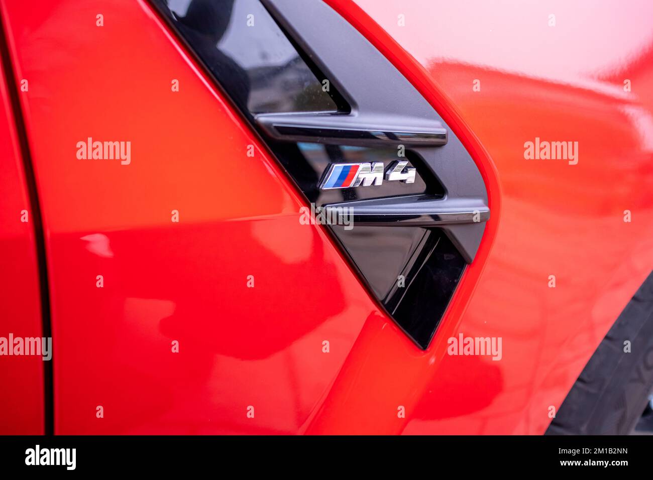 Slowenien, Ljubljana - 25. November 2022: Roter BMW M4 Stockfoto