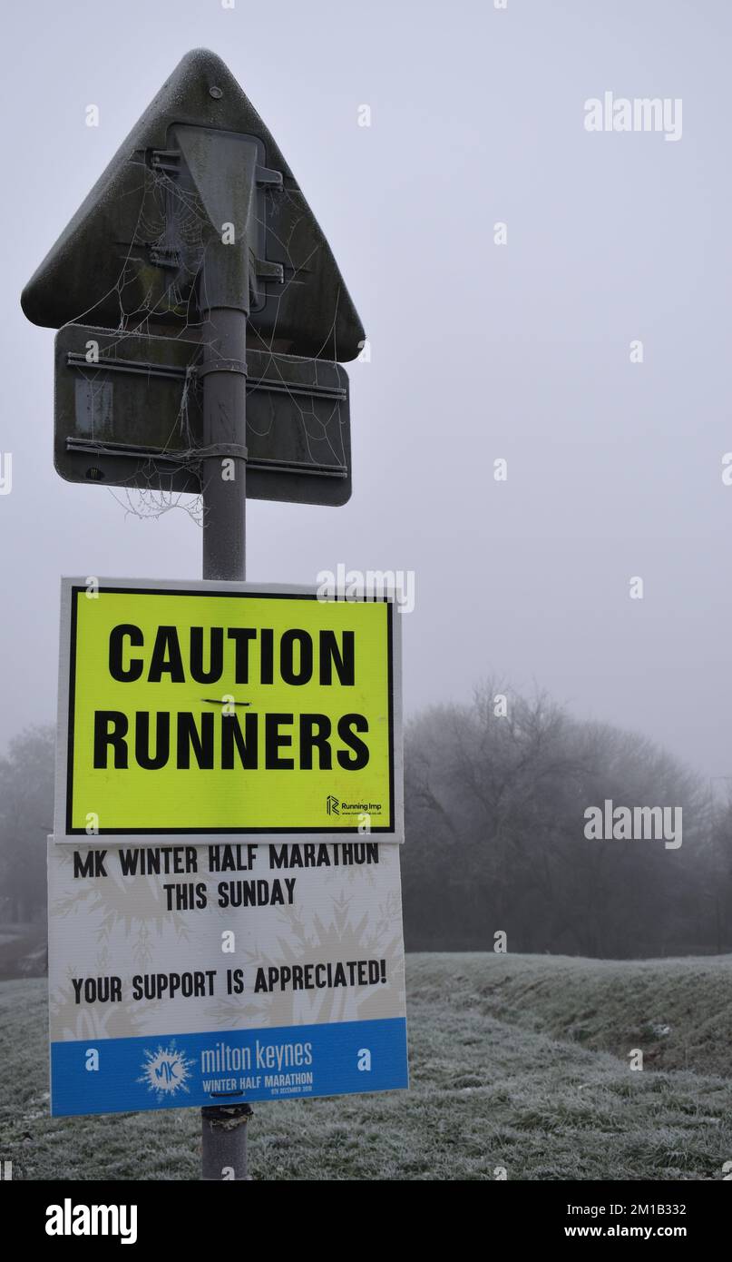 Schild: "Achtung Läufer" beim Milton Keynes Winter Halbmarathon. Stockfoto