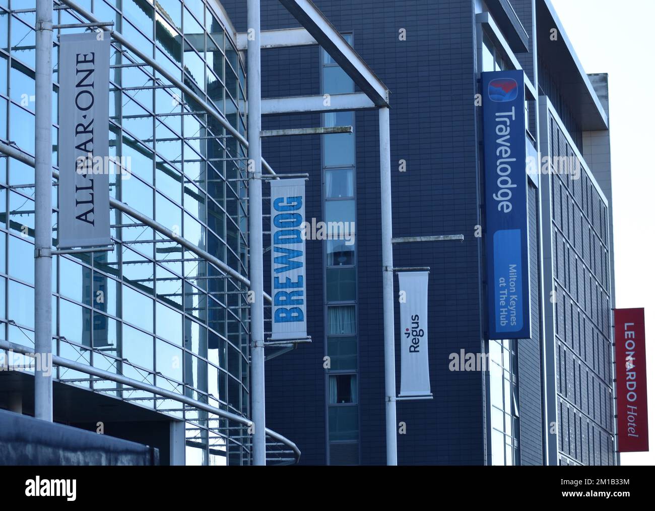 Hotel- und Barschilder am Hub im Zentrum von Milton Keynes. Stockfoto