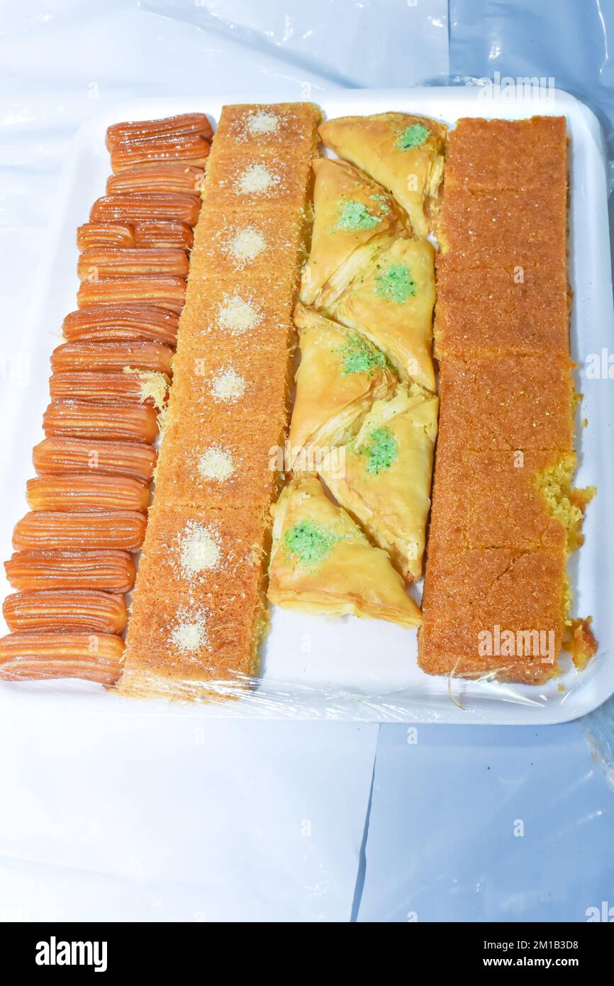 Mischen Sie arabische Süßigkeiten aus dem Nahen Osten köstliches Dessert Arabische Kultur Spezielle Backwaren Baklava Snacks Stockfoto