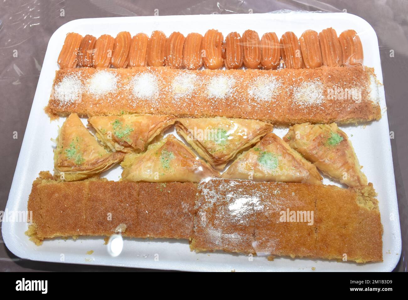 Mischen Sie arabische Süßigkeiten aus dem Nahen Osten köstliches Dessert Arabische Kultur Spezielle Backwaren Baklava Snacks Stockfoto