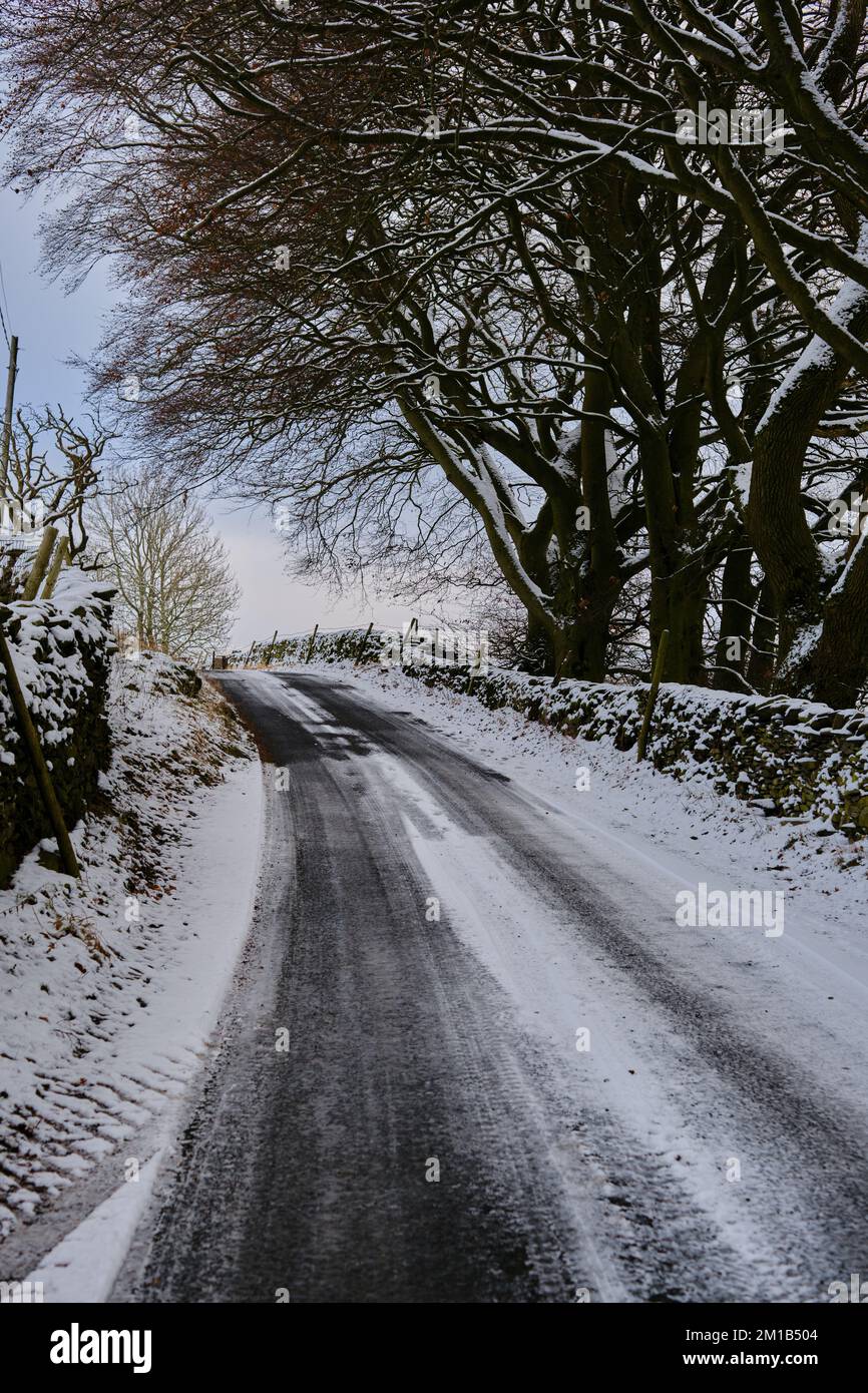 Der Schneefall in Yorkshire erschwert die Fahrt, da die Straßen vereisen Stockfoto