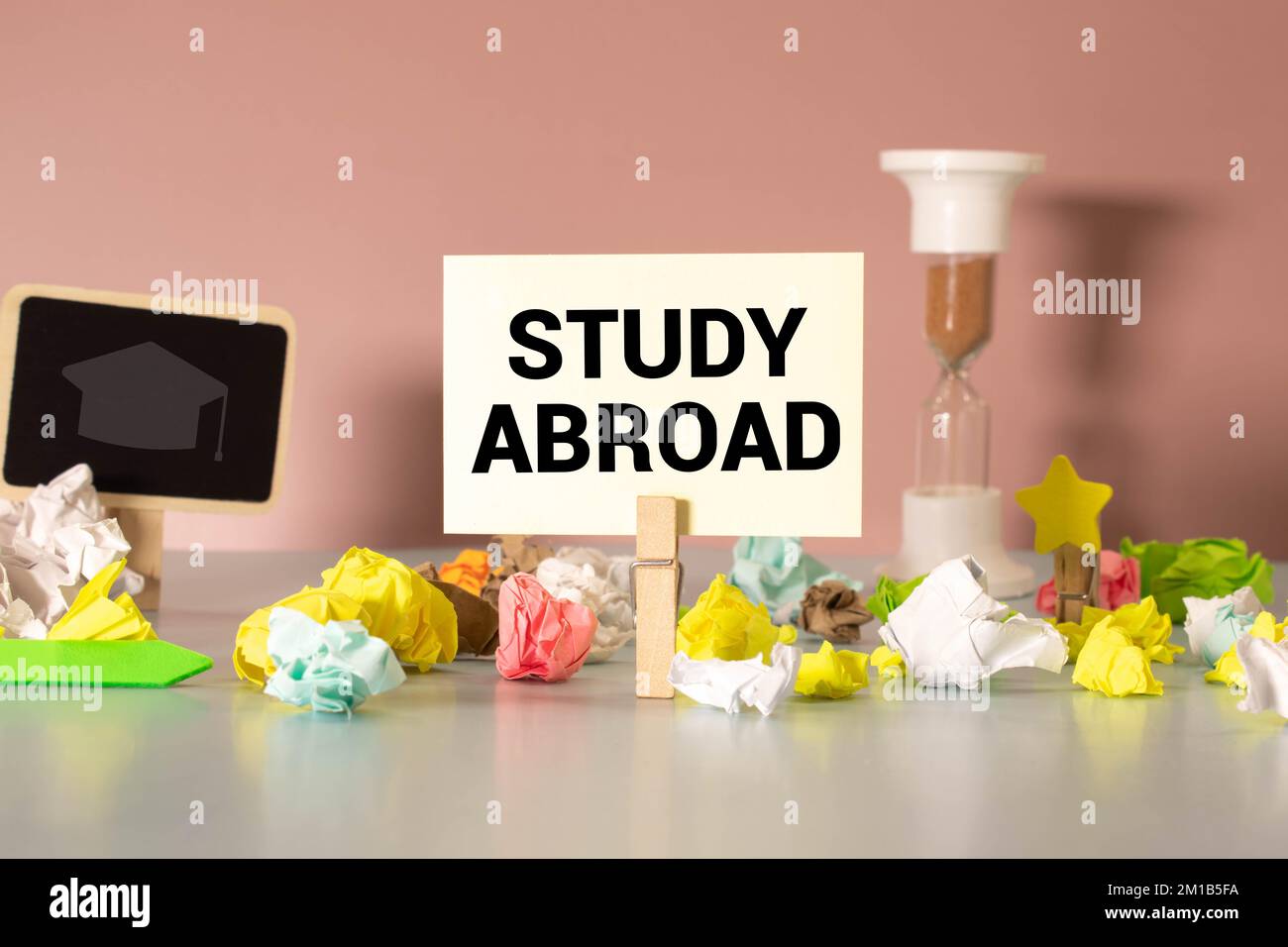 Der Text Study Abroad erscheint hinter zerrissenem braunem Papier. Stockfoto