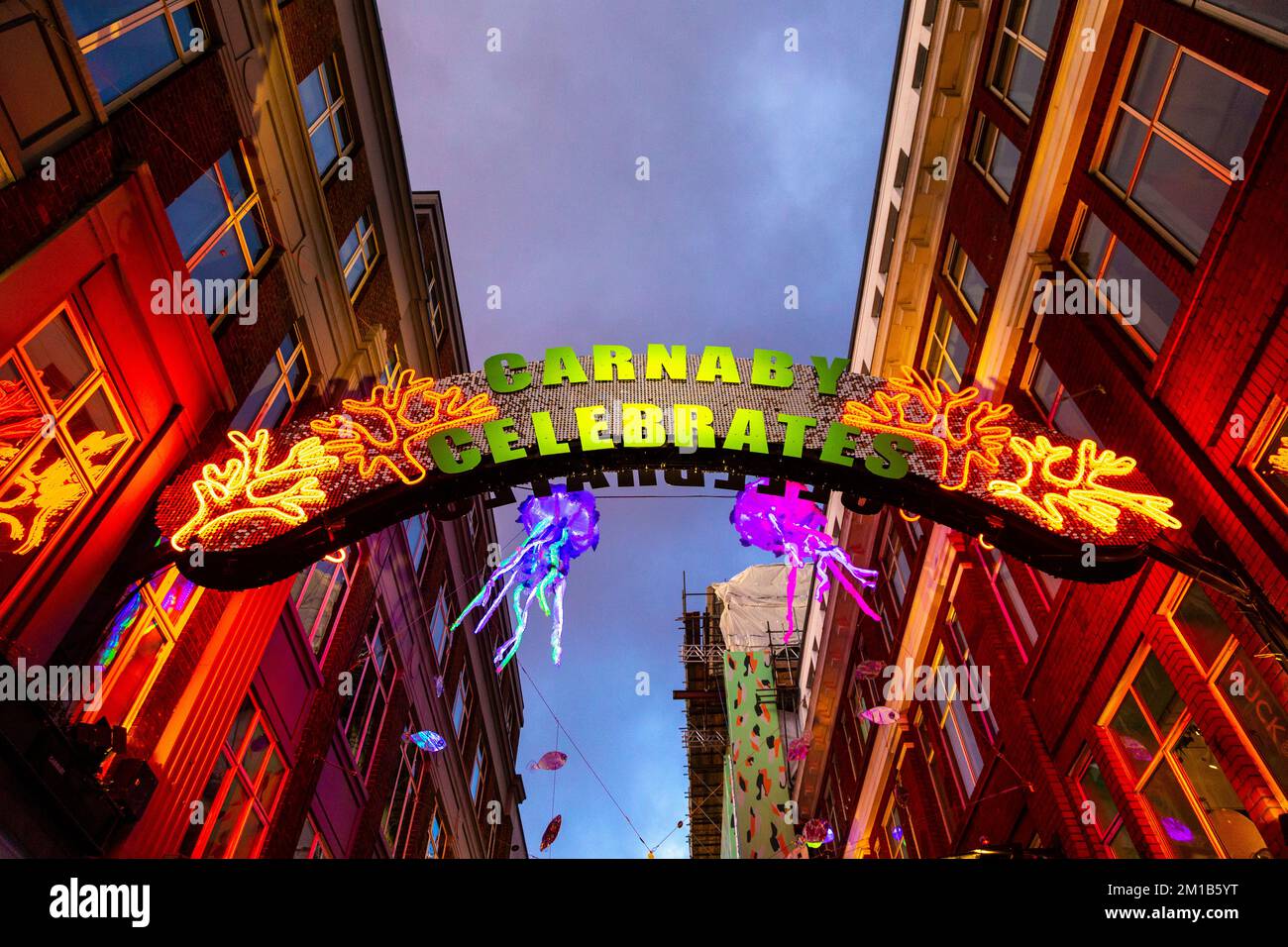 Festliche Weihnachtsdekorationen in der Carnaby Street, London, Großbritannien Stockfoto