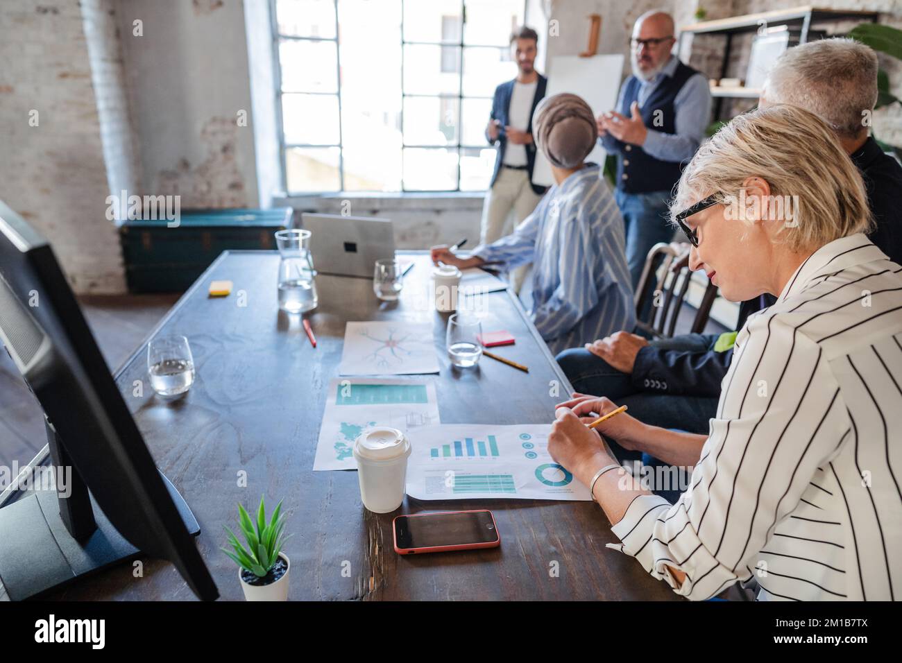 Multiethnisches Business-Team führt Meetings und teilt Daten zur letzten Marketingkampagne Stockfoto