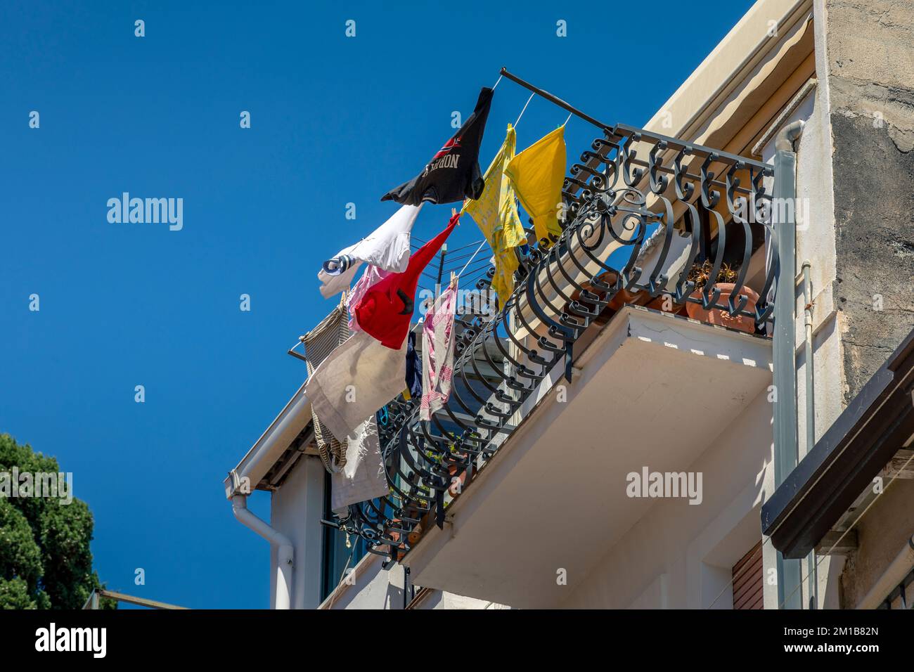 Taormina, Sizilien, Italien - 23. Juli 2020: Waschbalkon in Sizilien Stockfoto