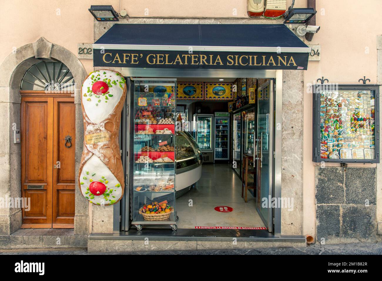 Taormina, Sizilien, Italien - 23. Juli 2020: Sizilianische Mega Cannoli neben einer Konditorei im historischen Zentrum Stockfoto