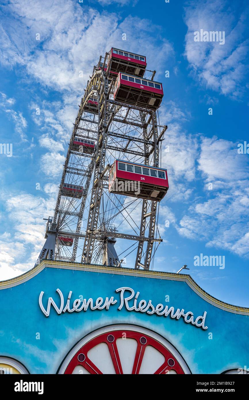 Wiener Riesenrad oder wiener Riesenrad. Das Riesenrad befindet sich im Praterpark in Wien und ist die beliebteste Attraktion in der CI Stockfoto