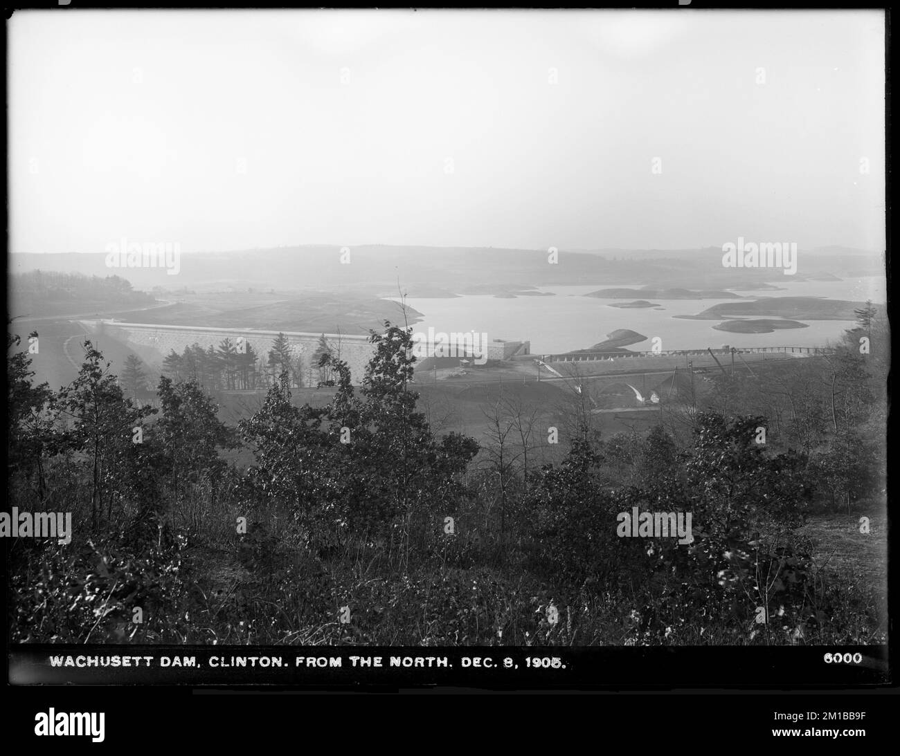 Wachusett Dam, Blick auf Damm und Stausee, von Norden (von Burditt Hill
