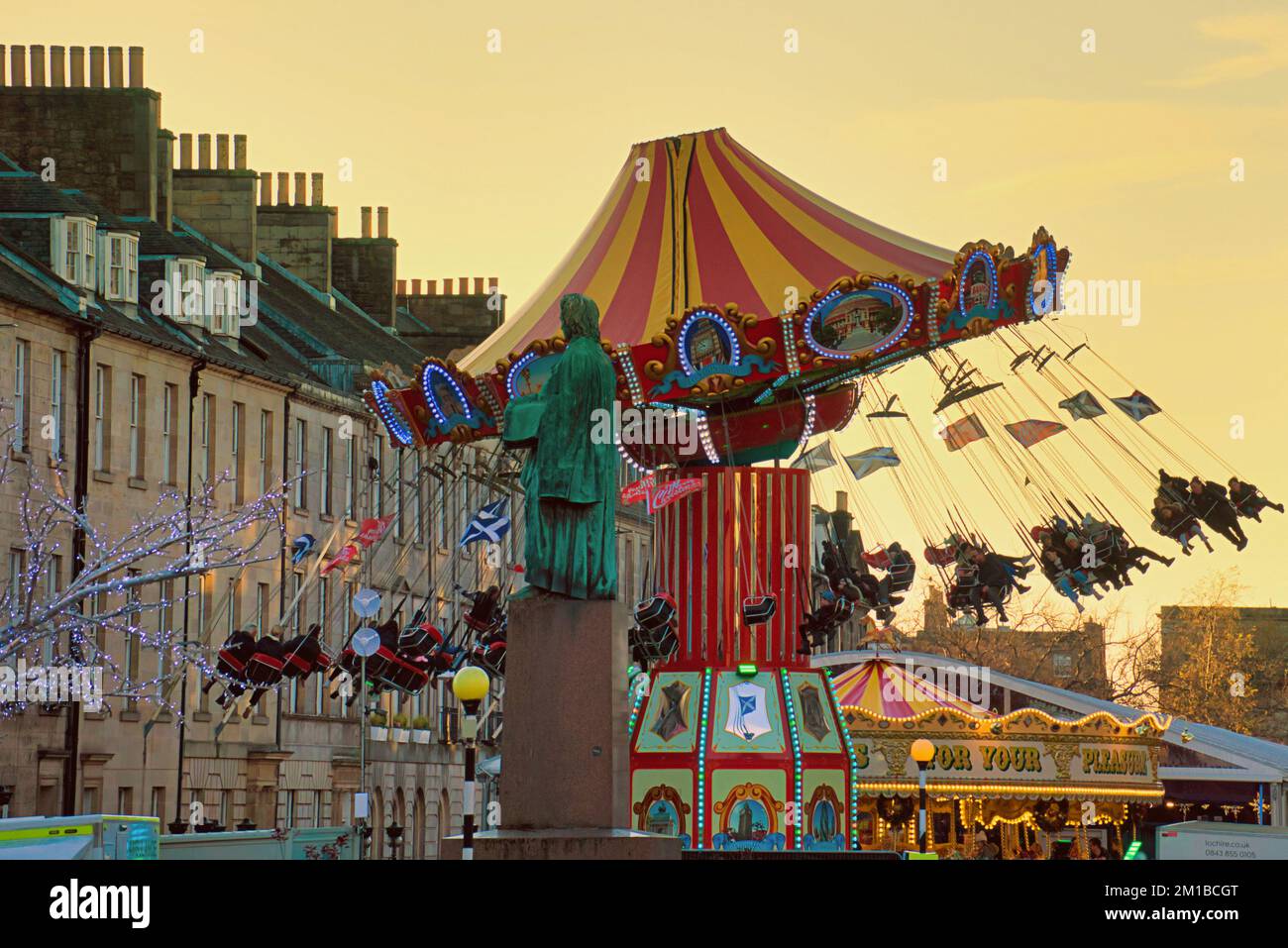 Edinburgh, Schottland, Vereinigtes Königreich 11h. Dezember 2022. Auf den nächtlichen Weihnachtsmessen in Edinburgh drängten Touristen und Einheimische die Sehenswürdigkeiten. Weihnachtsmarkt und Schlittschuhlaufen am Ende der george Street. Credit Gerard Ferry/Alamy Live News Stockfoto