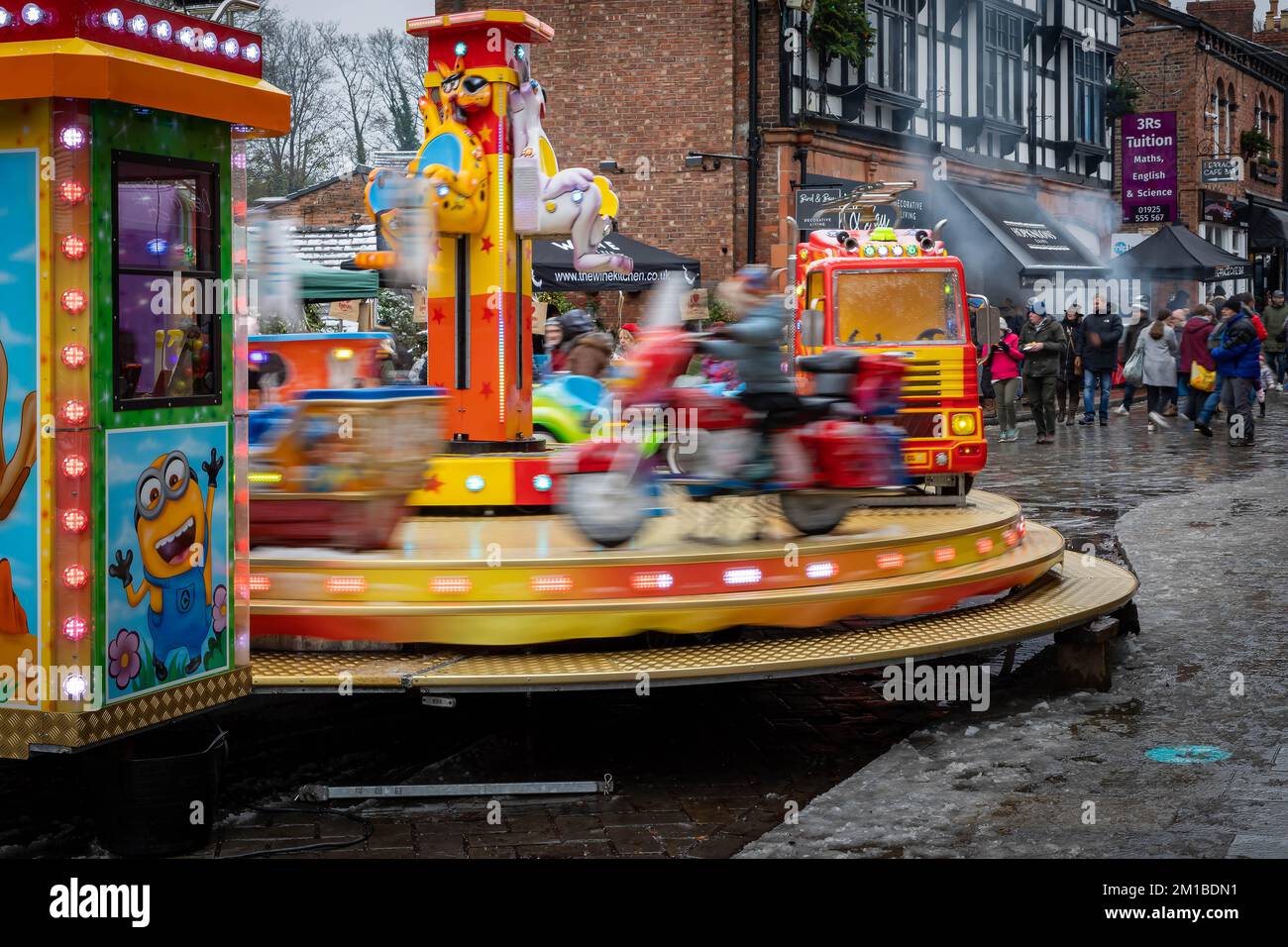 Lymm Village, Cheshire, Großbritannien. Dezember 10. 2022 - Lymm Village, Cheshire, England, Großbritannien. Das Dorf Lymm in Cheshire hat die Uhren mit dem Lymm Dickensian Christmas Festival auf die Herrschaft der HM Queen Victoria zurückgedreht. Das Lymm Dickensian Christmas Festival hatte eine Reihe von Verkaufsständen und Händlern, die eine Vielzahl von Kunst und Kunsthandwerk und Weihnachtsgeschenke, Straßenunterhaltung und eine große Auswahl an Speisen verkauften, die die Straßen des Dorfes mit Dickens Charakteren im Überfluss säumen. Kredit: John Hopkins/Alamy Live News Stockfoto