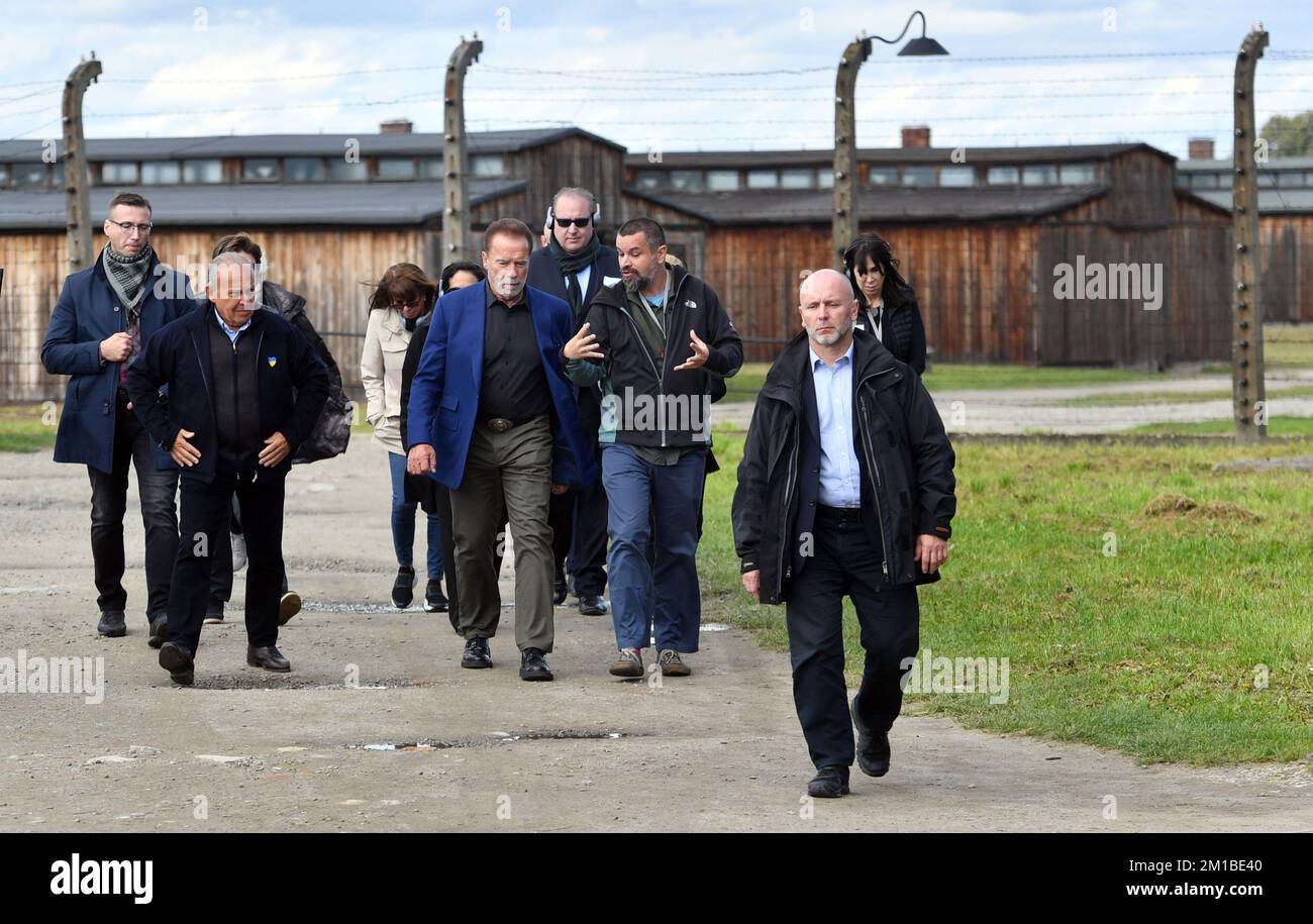 Oswiecim, Polen. 28.. September 2021. Hollywood-Schauspieler, Bodybuilder und ehemaliger Gouverneur von Kalifornien (USA) Arnold Schwarzenegger bei einem privaten Besuch im ehemaligen deutschen Konzentrationslager Auschwitz Birkenau. Nach dem Besuch des Lagers besuchte er das Jüdische Zentrum in O?wi?cim, wo er eine ehemalige Gefangene des Lagers, Lidia Maksymowicz, traf. (Foto: Alex Bona/SOPA Images/Sipa USA) Guthaben: SIPA USA/Alamy Live News Stockfoto