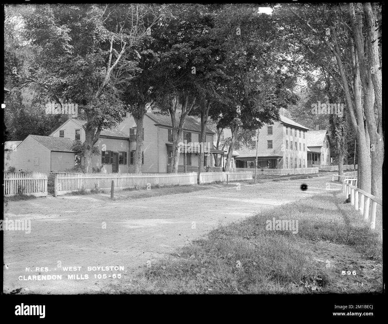 Wachusett Reservoir, Clarendon Mills, drei östliche Häuser, auf der Nordseite der East Main Street, von Südwesten, gegenüber Mill Pond, West Boylston, Massachusetts, 16. September 1896, Wasserwerke, Wasserspeicher, Wasserverteilungsstrukturen, Immobilien Stockfoto